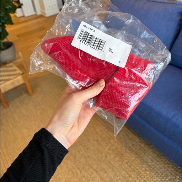 Levi's Backpatch Beanie Red Knit Hat - Picture 3 of 3